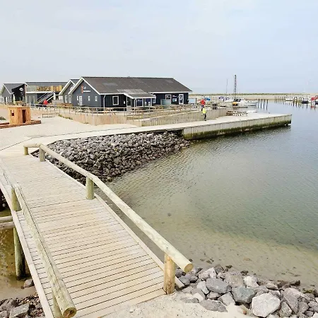 Three-bedroom Holiday In 1 *